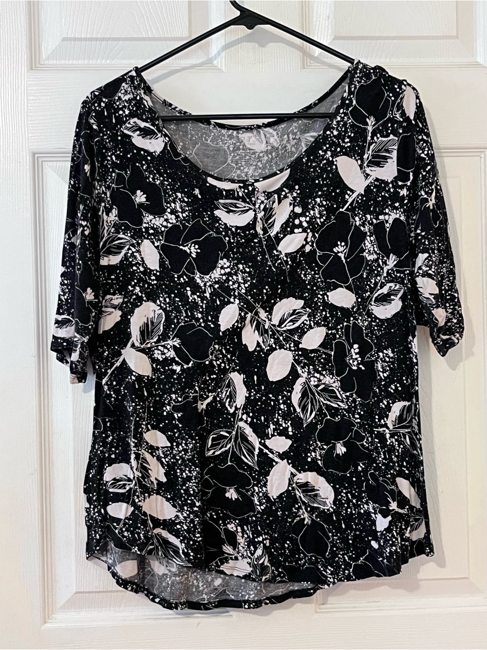 Apt. 9 Black & White Floral elbow Sleeve Tee